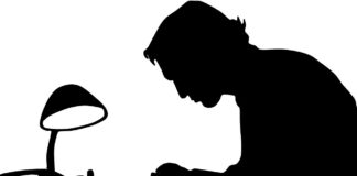 Pere Gimferrer al natural y de cuerpo entero, con y sin sombrero