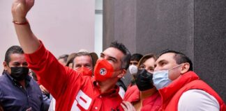 AMLO da embajadas para exgobernadores del PRI; tricolor amenaza con expulsarlos